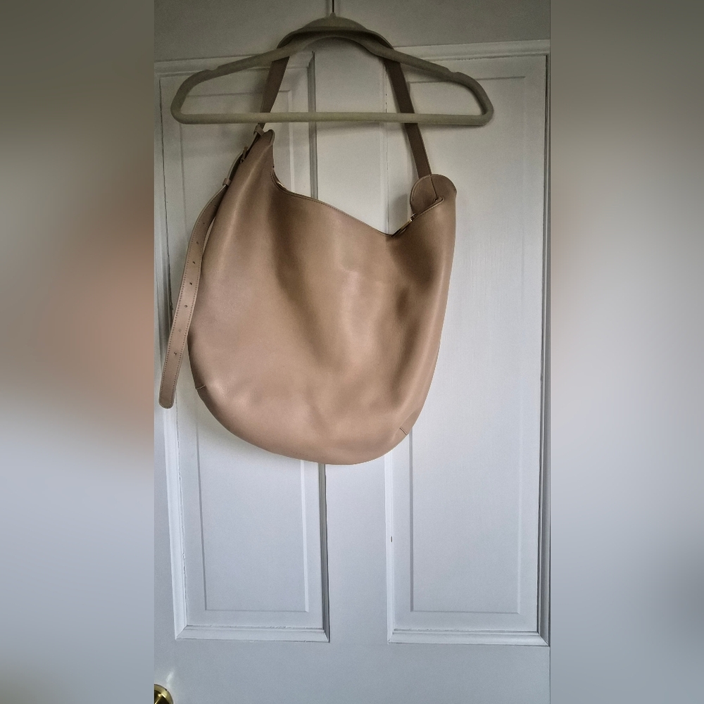 The ROW rare N/S Izzy in Lambskin Lux Neutral - Picture 4 of 8